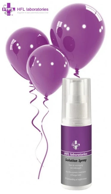 Lilla og grå sprayflaske avbildet med lilla ballonger på hvit bakgrunn. foto